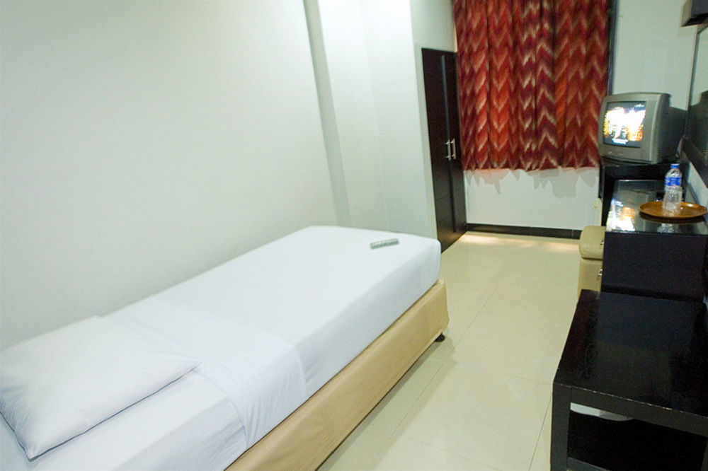 Hotel Celebes Makassar Exterior photo